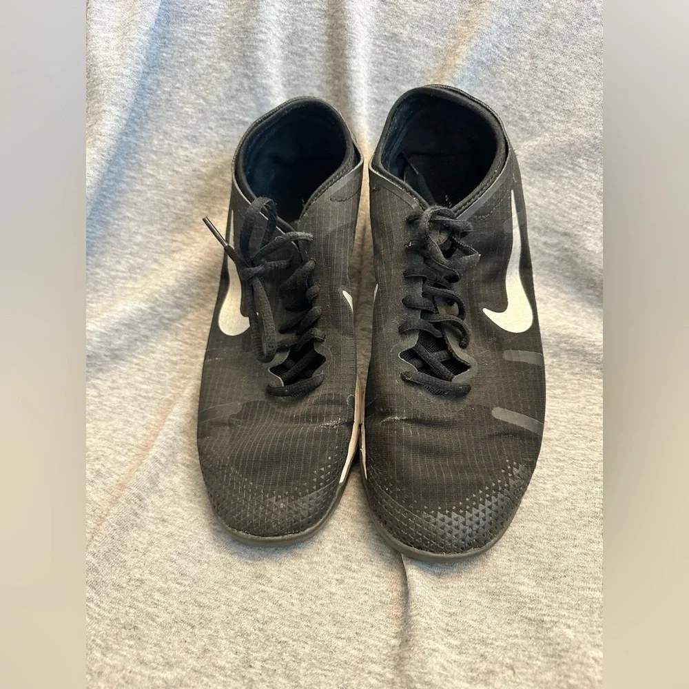 Size 9 Nike Trainers Sneakers flawed sporty walking shoes